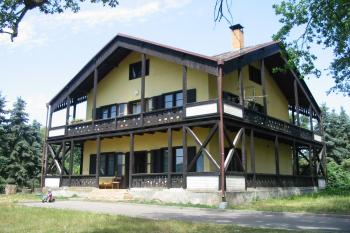 i po létech vypadá zámeček moc pěkně,pohled od jv. (© D Dohňanský, 07/2014)