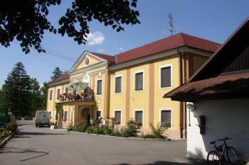 Vstupní průčelí zámku (© Jan Šebek, 07/2008)