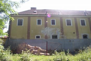 Pohled od rybníka (© Jan Šebek, 07/2008)