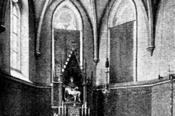 interiér kaple na počátku 20. století (© Antonín Podlaha: Posvátná místa království Českého; Díl 2., Vikariáty: Berounský, Bystřický a Plzeňský, Dědictví sv. Jana Nepomuckého, Praha 1908)