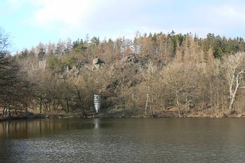 Pohled na Babu přes stebenský rybník (© Prudký Martin, 03/2007)