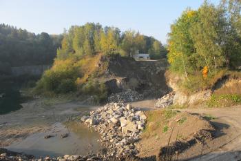 pohled do lomu z vrcholu tvrziště (© D Dohňanský, 10/2017)