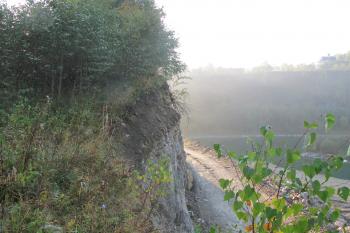 vlevo zřejmě zbytek areálu tvrziště,pravou část "odebral" lom (© D Dohňanský, 10/2017)