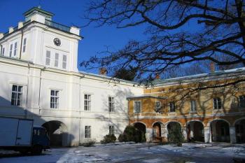 Nádvoří zámku ( © Pavel Vítek 01/2006)