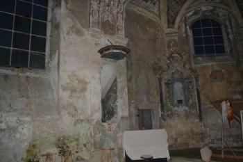 poničený interiér kostela (© Daniel Šmidrkal, 01/2014)