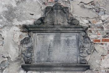 Deska na jižním boku věže na paměť Františka Ferdinanda a Jany Emerentie z Gallasů (1691) ( © Ivan Grisa 01/2010)