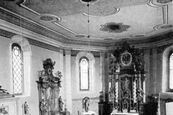 interiér kostela ( © Kühn, Karl F.: Topographie der historischen und Kunstgeschichtlichen Denkmale in der Tschechoslowakischen Republik, A. Land Böhmen, LI. Der Bezirk Reichenberg, R.M. Rohrer Verlag, Brünn - Prag - Leipzig - Wien 1934)
