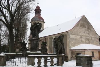 Kostel od sverozápadu, v popředí svatojánské sousoší ( © Ivan Grisa 01/2010)