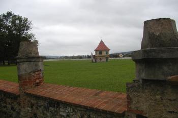podstavce soch (© Alena Volná, 7/2007)