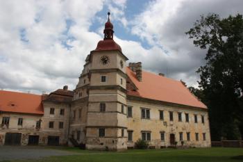 Hlavní zámecká budova od severozápadu ( © Ivan Grisa 07/2011)