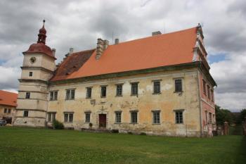 Hlavní zámecká budova od západu ( © Ivan Grisa 07/2011)