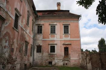Hlavní zámecká budova (vlevo) a barokní přístavba od jihu ( © Ivan Grisa 07/2011)