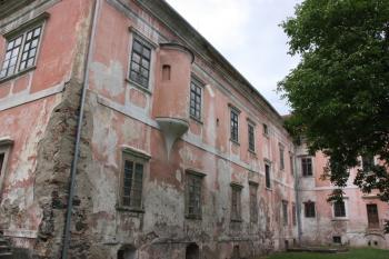 Východní fasáda hlavní zámecké budovy s arkýřem domácí kaple v I. patře ( © Ivan Grisa 07/2011)