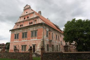 Hlavní zámecká budova od jihovýchodu ( © Ivan Grisa 07/2011)