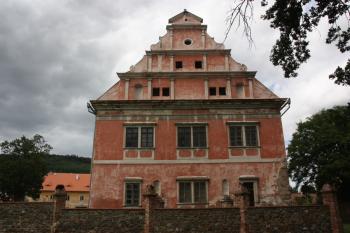 Hlavní zámecká budova od jihu ( © Ivan Grisa 07/2011)