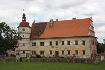 Hlavní zámecká budova od západu ( © Ivan Grisa 07/2011)