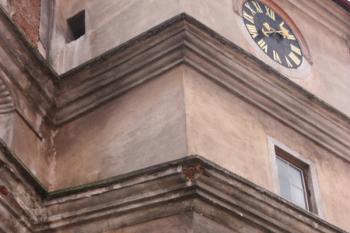 Věž od severovýchodu s kladkou, přes kterou se rozhoupával zvon v její lucerně ( © Ivan Grisa 07/2011)