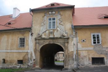 Hlavní vjezd do zámeckého areálu (od severu) ( © Ivan Grisa 07/2011)