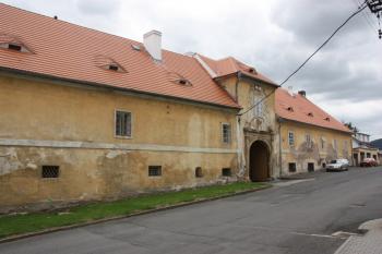 Severní hospodářské křídlo od kaple Nejsvětějšího srdce Páně ( © Ivan Grisa 07/2011)