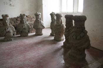 Část originálů i replik bust českých vládců z ohradní zdi parku ( © Ivan Grisa 07/2011)