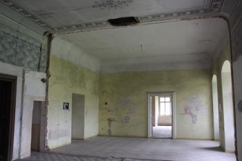 Slavnostní sál od severu se stopami již zaniklých příček z 19. století ( © Ivan Grisa 07/2011)