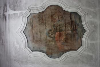 Štukové zrcadlo vyplněné malbou s biblickým námětem ( © Ivan Grisa 07/2011)