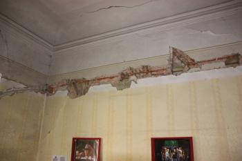Stopy po snížení podhledu v severní místnosti I. patra ( © Ivan Grisa 07/2011)