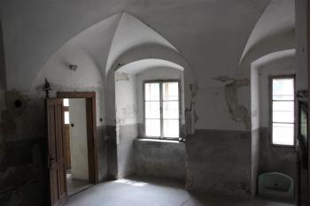 Interier někdejšího vévodského apartma, v době správy státní lesů změněného na prádelnu ( © Ivan Grisa 07/2011)