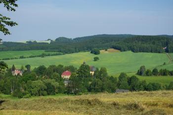 Pohled na faru a kostel Navštívení Panny Marie od Anenského vrchu (© Lenka Martinková, 07/2010)