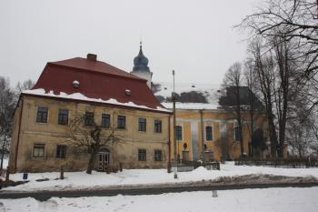 Fara a kostel od jihozápadu ( © Ivan Grisa 01/2010)