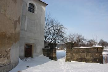 Východní vstup na bývalý hřbitov ( © Ivan Grisa 01/2010)