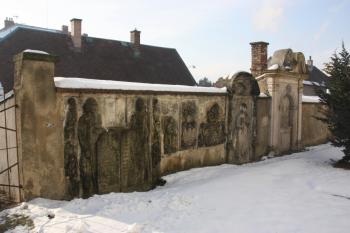 Renesanční náhrobníky v jižní zdi bývalého hřbitova ( © Ivan Grisa 01/2010)