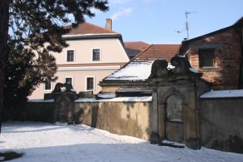 Část zastavení Křížové cesty, v pozadí radnice ( © Ivan Grisa 01/2010)