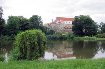 Pohled na zámek z druhé strany prvního rybníku v parku (© Jana Pertlíková, 07/2013)