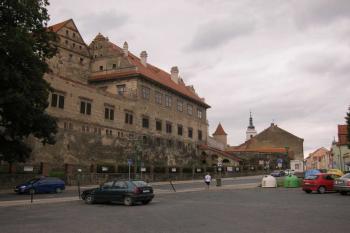 Pohled na zámek od nákupního střediska (© Jana Pertlíková, 07/2013)