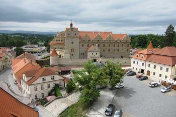 Pohled na zámek z věže kostela sv. Petra a Pavla na náměstí (© Jana Pertlíková, 07/2013)