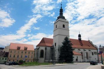 Věž kostela sv. Petra a Pavla na náměstí je přístupná v otevíracích hodinách a je z ní krásný pohled na zámek i město (© Jana Pertlíková, 07/2013)