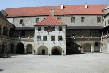 Horšovský Týn - nádvoří zámku (© Jana Herianová 07/2001)