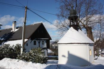 Kaplička a dům bývalého čp. 18 od jihu ( © Ivan Grisa 01/2010)