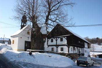 Kaplička, lípa a dům bývalého čp. 18 od severovýchodu ( © Ivan Grisa 01/2010)