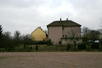 Pahorek tvrziště se zástavbou (© Petr Nožička 02/2013)