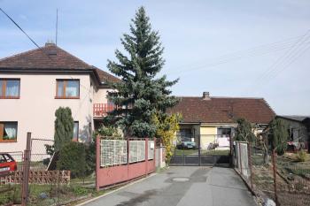 Pohled na budovu, ve které jsou zbytky sklepů tvrze (© Martin Kabeláč, 03/2008)
