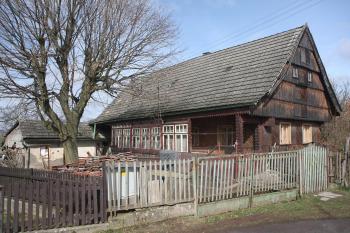 Pohled na budovu, kde je sklepení tvrze. ( © Martin Kabeláč 03/2008)