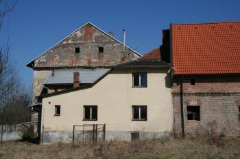 Budova tvrze z boku ( © Petr Nožička 03/2012)