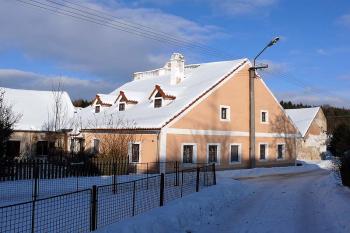 Pohled na dům čp. 31 od jihozápadu (© Jiří Cukr, 01/2010)