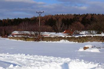 Zbytky ohradní zdi od jihozápadu (© Jiří Cukr, 01/2010)