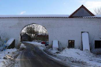 Vjezdová brána do statku a obce (© Jiří Cukr, 01/2010)