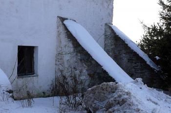 Opěráky zdi vedle brány (© Jiří Cukr, 01/2010)