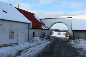 Brána při pohledu od jihu (ze dvora statku) (© Jiří Cukr, 01/2010)