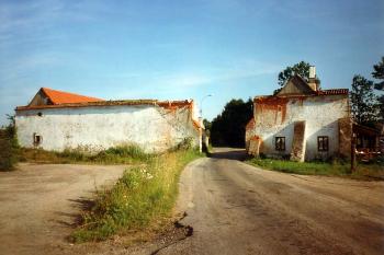 Vjezdová brána v roce 1999 (© Jiří Cukr, 07/1999)